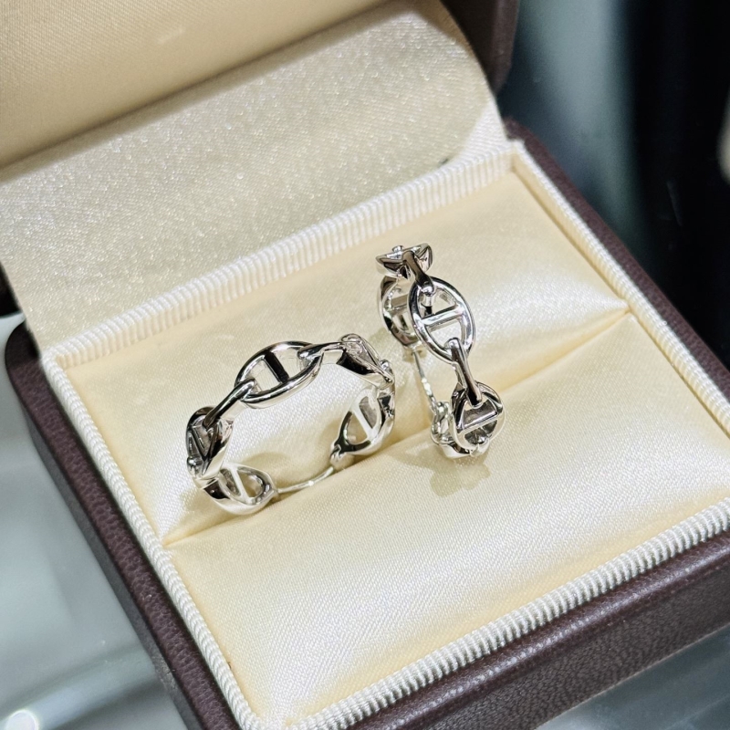 H**me5 earrings